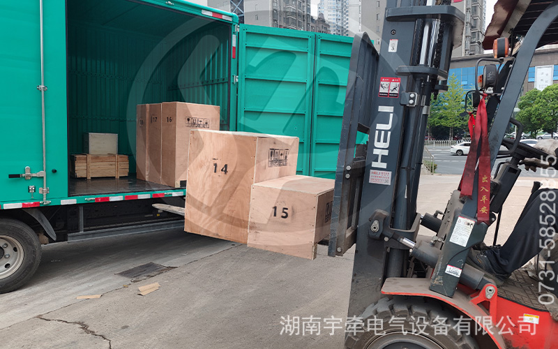 礦用電機(jī)車(chē)配件出口海外 3.jpg