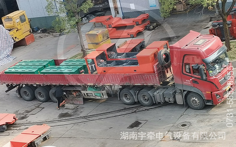 雙駕駛室8噸防爆蓄電池電機(jī)車(chē)發(fā)貨 3.jpg